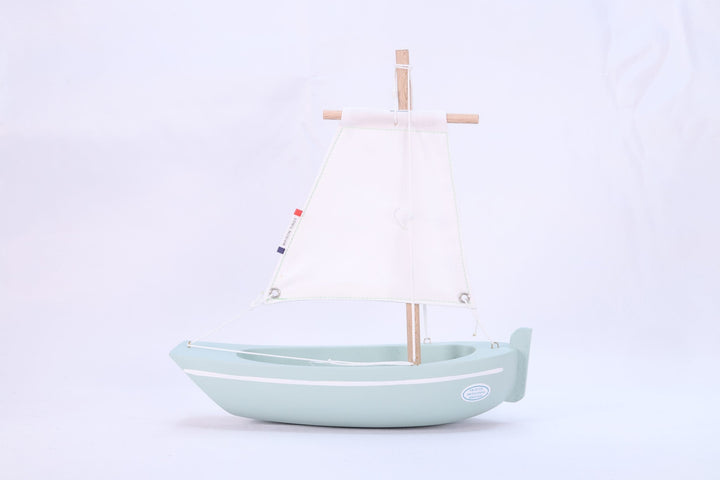 Maison Tirot Holzspielzeug Kleines Segelboot aus Holz - meergrün - 22 cm