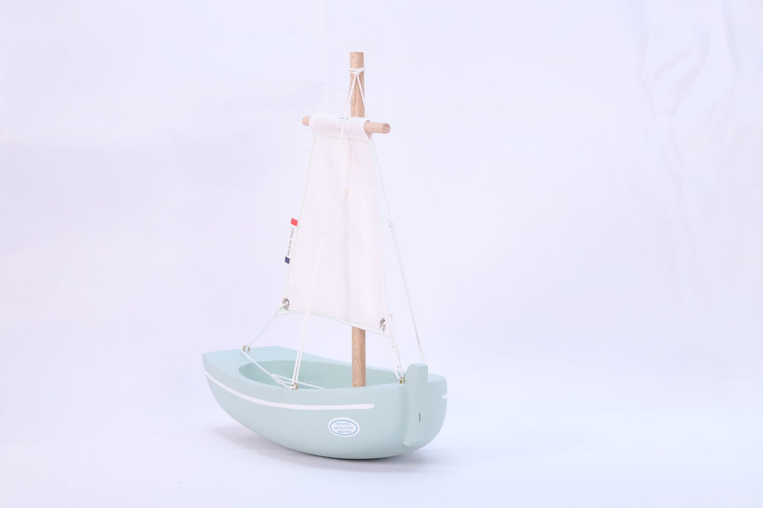 Maison Tirot Holzspielzeug Kleines Segelboot aus Holz - meergrün - 22 cm