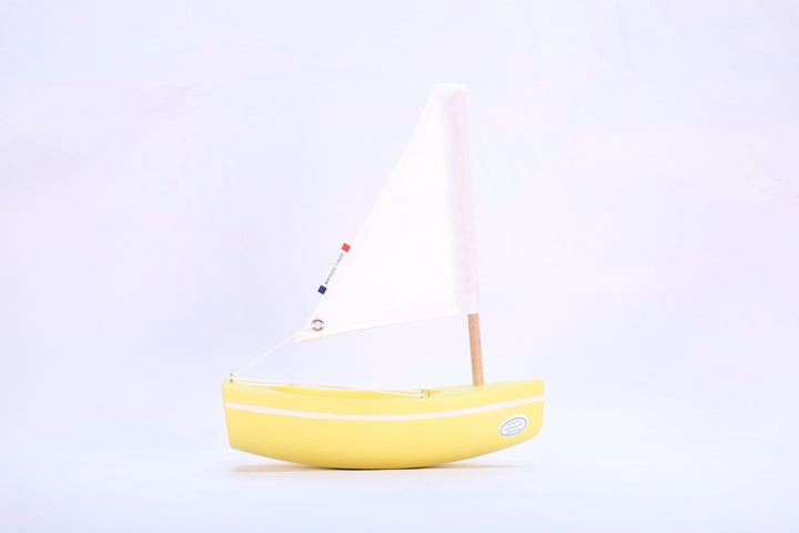 Maison Tirot Holzspielzeug Kleines Segelboot aus Holz - Pen-Guen-gelb - 17 cm