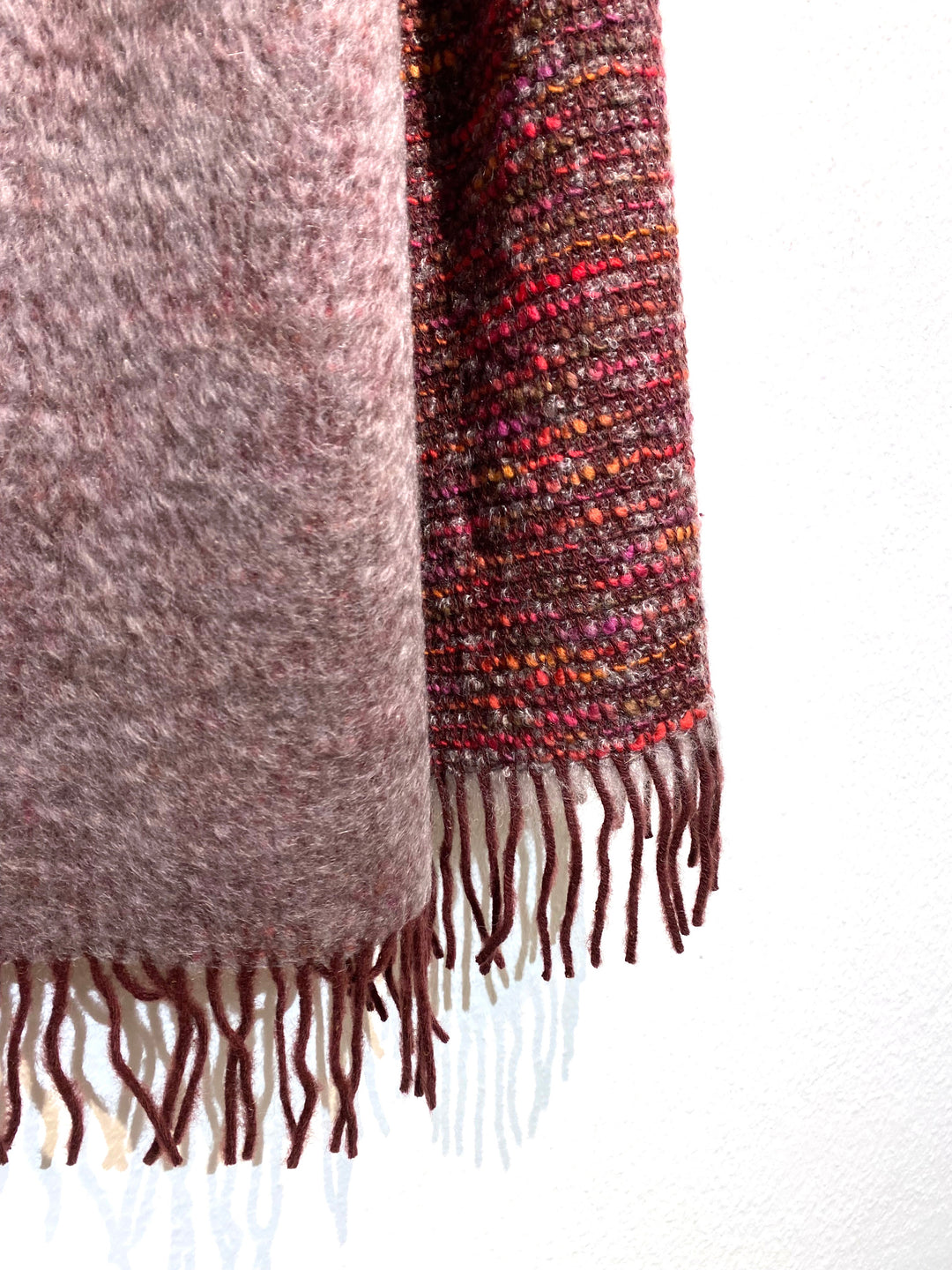 Mantas Ezcaray Wollschal Schal aus Mohair und Wolle - grau, rot, pink, gelb