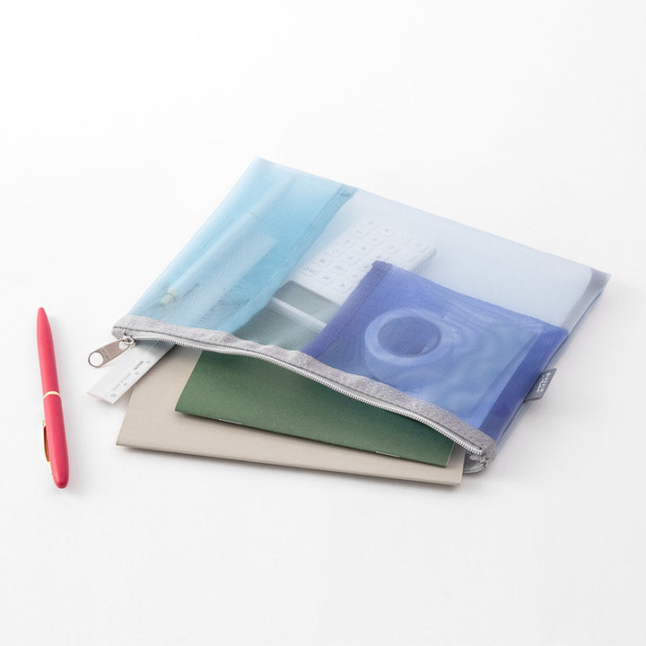 Midori Federmäppchen Pen &amp; Tool Pouch – Mesh Light Blue bei Nauli and Stories