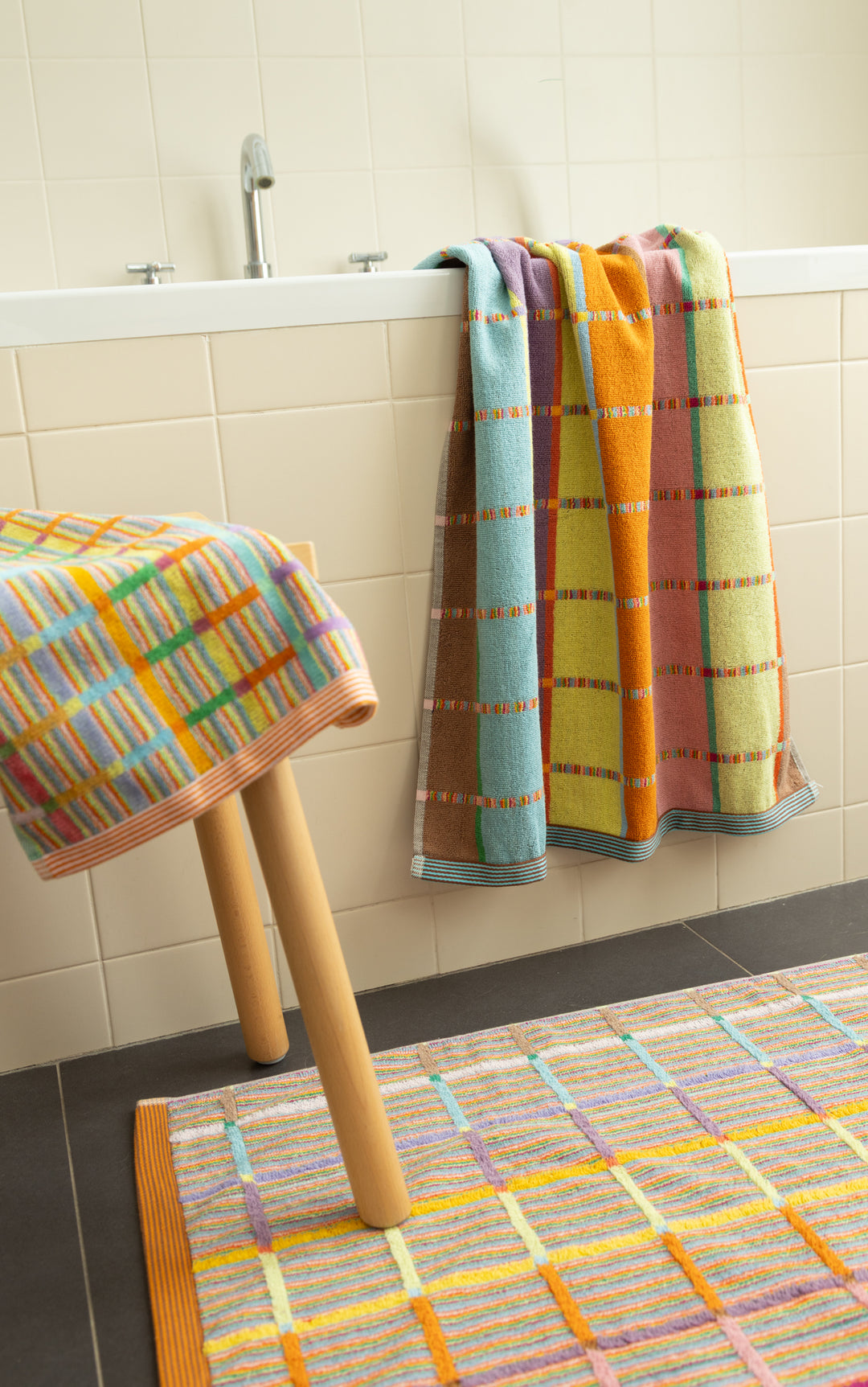 Odds & Ends Handtücher Frottee Badehandtuch #68 criss cross 60x120cm bei Nauli and Stories