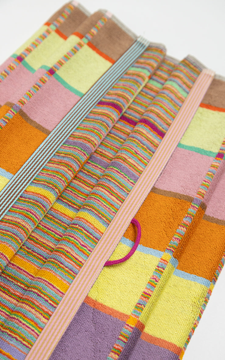 Odds & Ends Handtücher Frottee Badehandtuch #68 criss cross 60x120cm bei Nauli and Stories