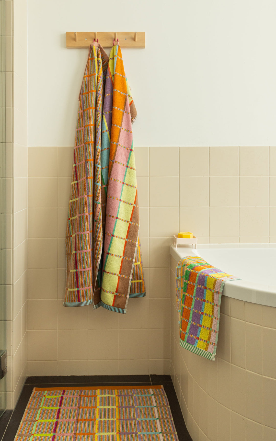 Odds & Ends Handtücher Frottee Badehandtuch #68 criss cross 60x120cm bei Nauli and Stories