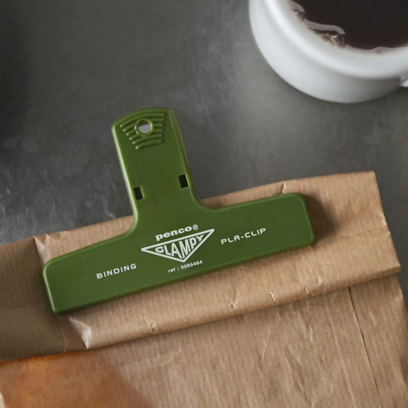 Penco Papierklammer Penco PlaClip Khaki | Papierclip in Olivgrün bei Nauli and Stories
