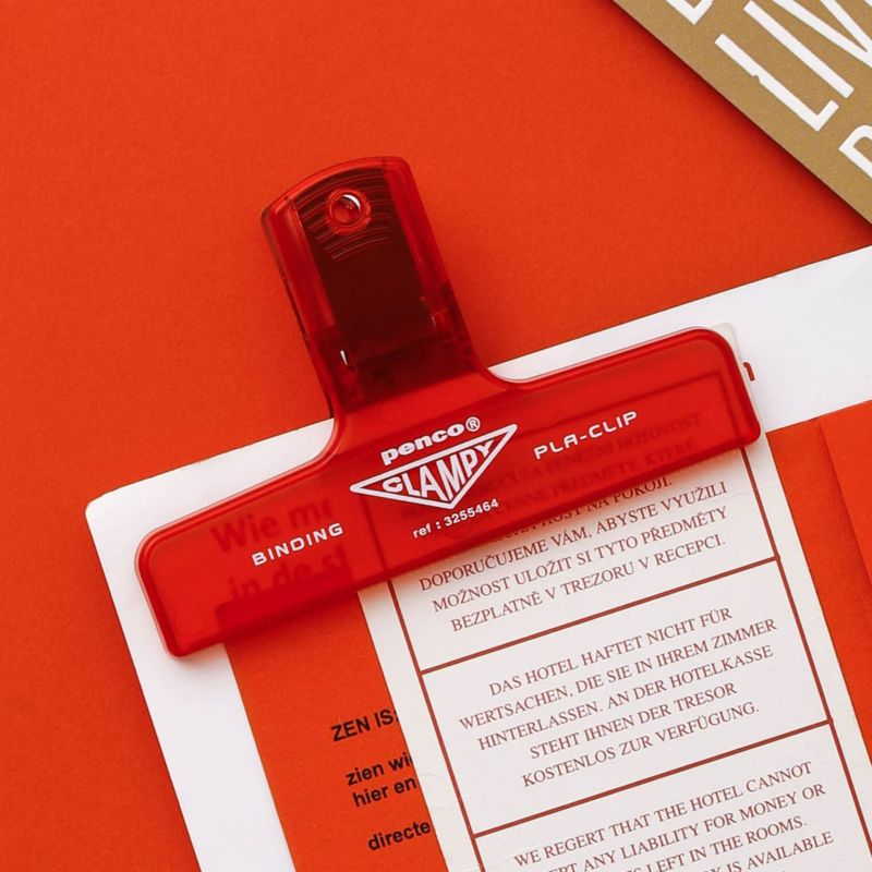 Penco Papierklammer PlaClip Clear Red | Transparenter Papierclip von Penco bei Nauli and Stories
