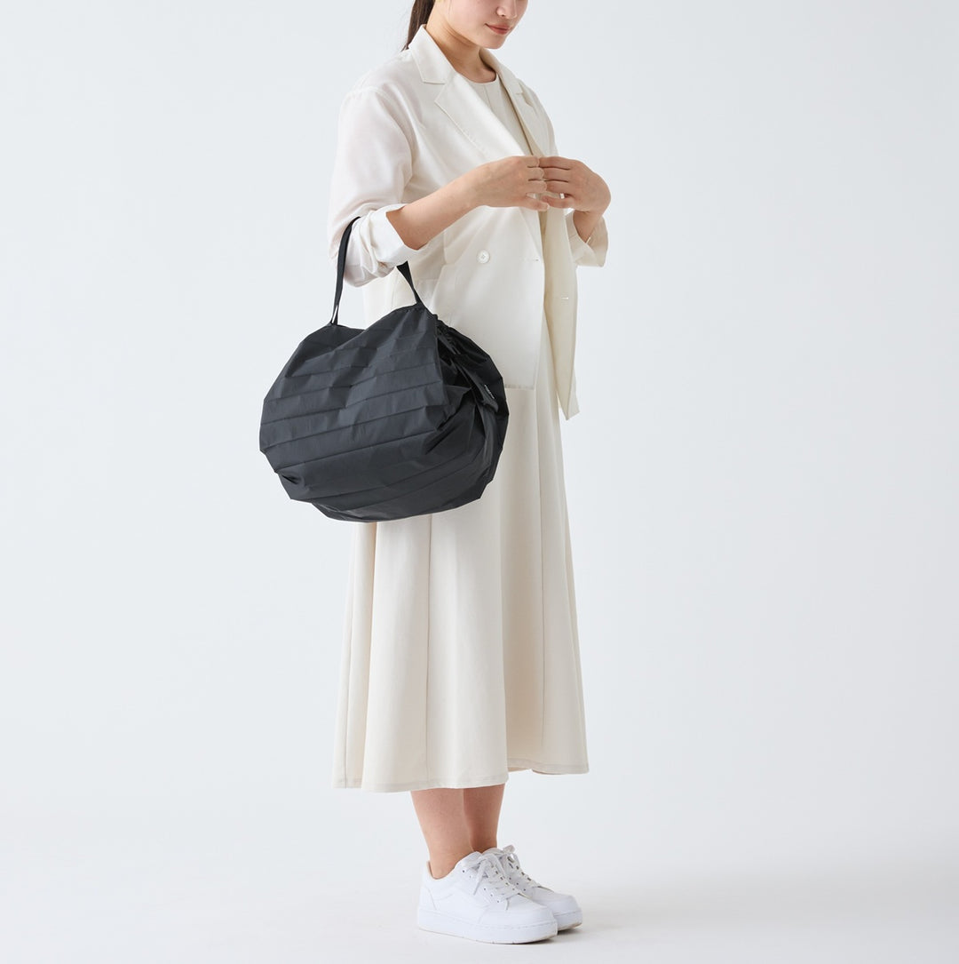 Shupatto Einkaufstasche Shupatto  Bag M – Jet Black bei Nauli and Stories