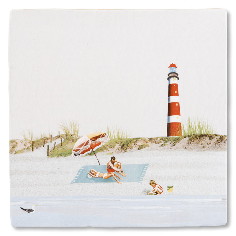 StoryTiles StoryTiles 10x10cm Salty Sand of Ameland - Familie am Strand mit Leuchtturm -  StoryTiles