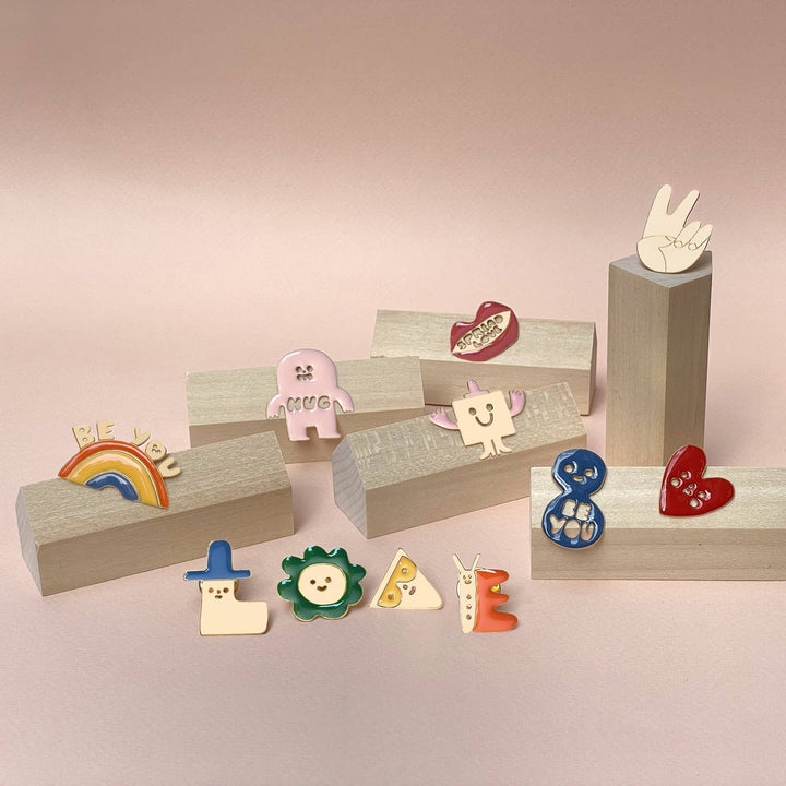 Titlee RAINBOW enamel pin x Suzy Ultman bei Nauli and Stories