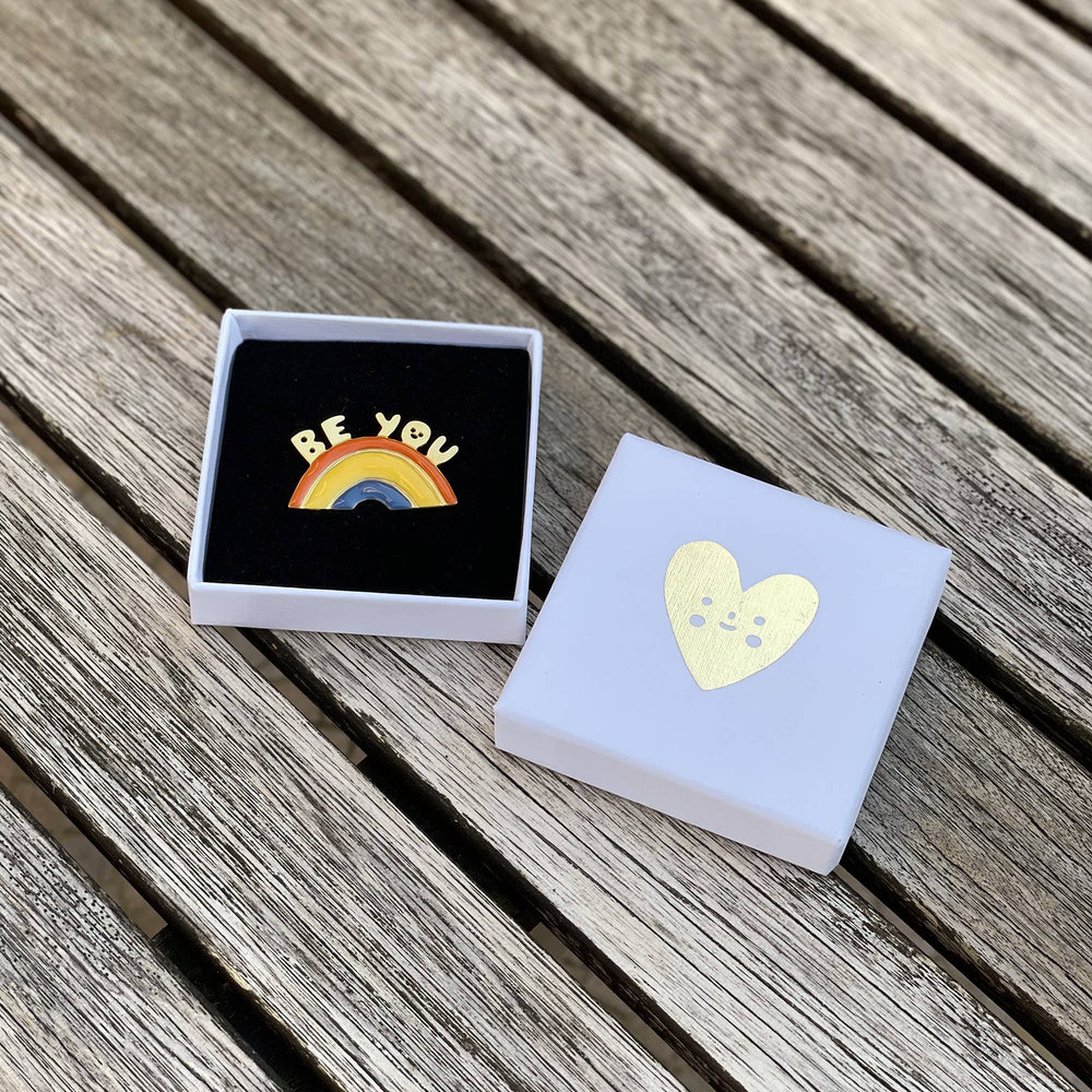 Titlee RAINBOW enamel pin x Suzy Ultman bei Nauli and Stories