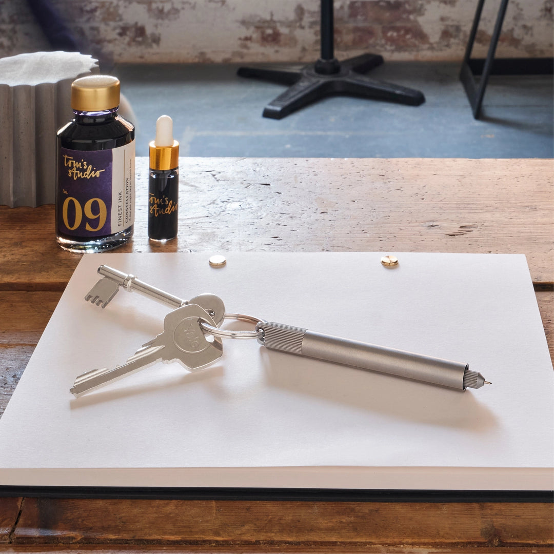 Tom's Studio Fineliner Lumos Titanium: Special Edition - Refillable - Fineliner, Filzstift, Brushpen bei Nauli and Stories