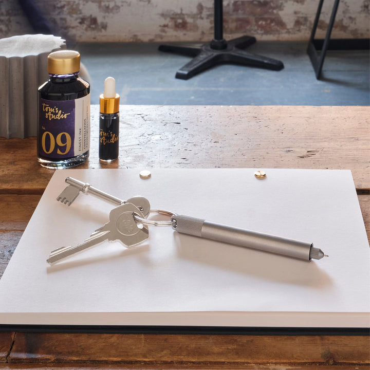 Tom's Studio Fineliner Lumos Titanium: Special Edition - Refillable - Fineliner, Filzstift, Brushpen bei Nauli and Stories