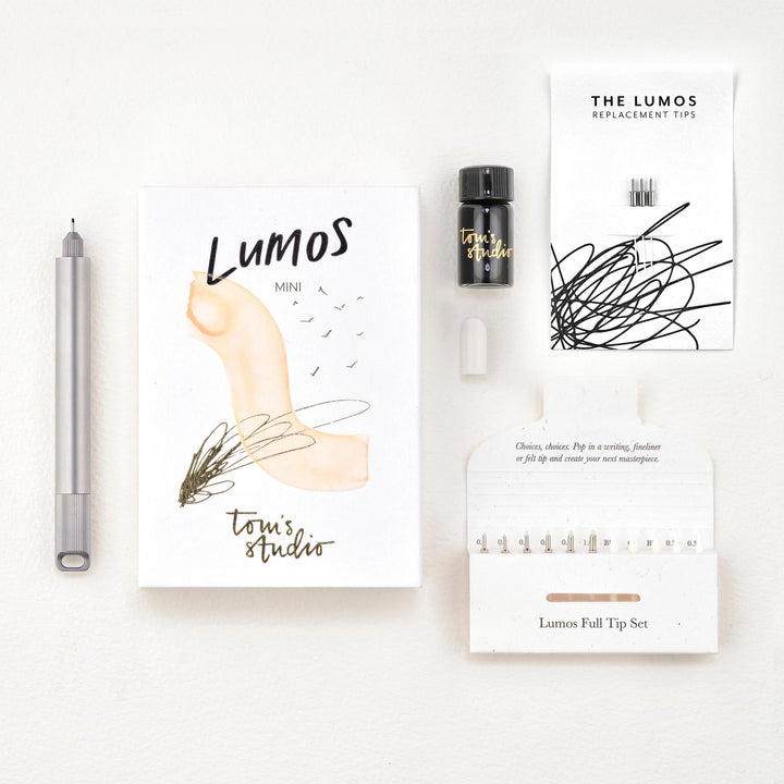 Tom's Studio Fineliner Lumos Titanium: Special Edition - Refillable - Fineliner, Filzstift, Brushpen bei Nauli and Stories