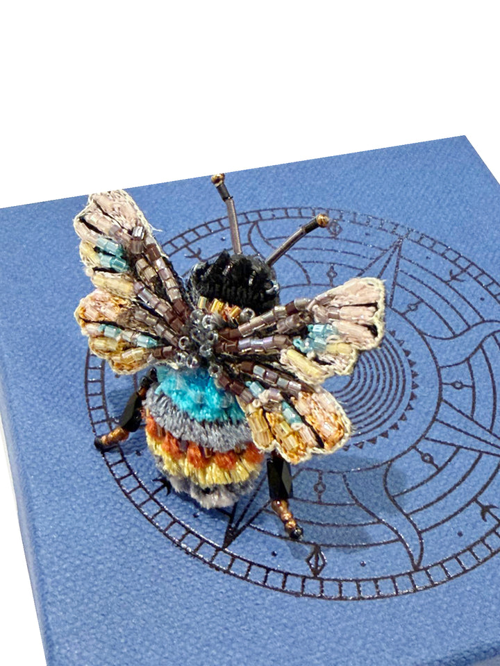 Trovelore Brosche gestickte Brosche - bunte Biene bei Nauli and Stories