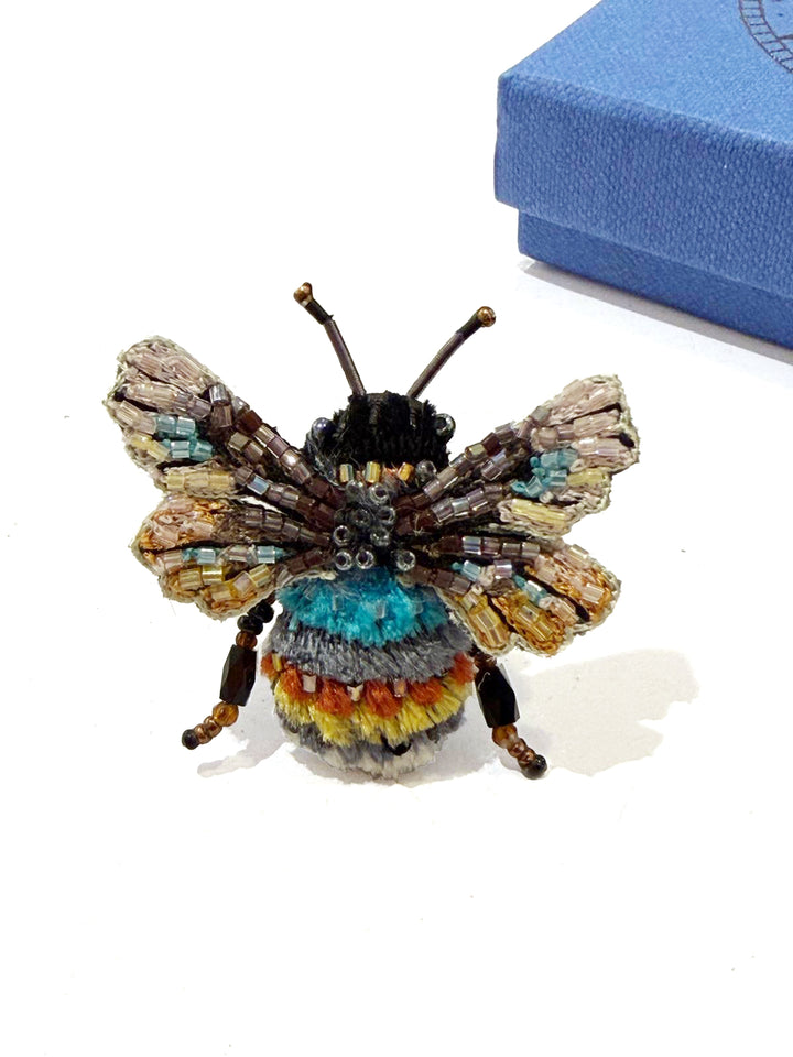 Trovelore Brosche gestickte Brosche - bunte Biene bei Nauli and Stories
