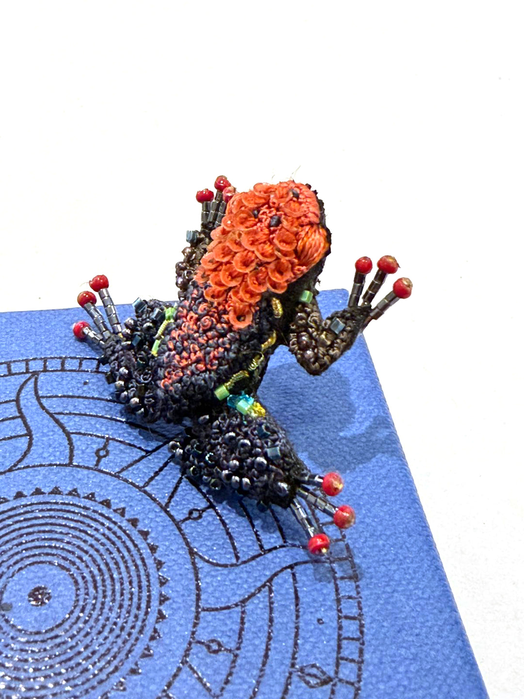 Trovelore Brosche gestickte Brosche - Cainarache Frosch bei Nauli and Stories