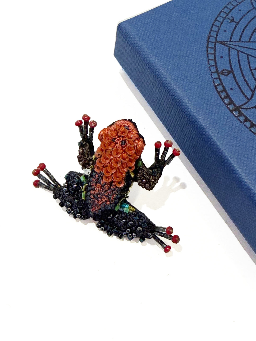 Trovelore Brosche gestickte Brosche - Cainarache Frosch bei Nauli and Stories