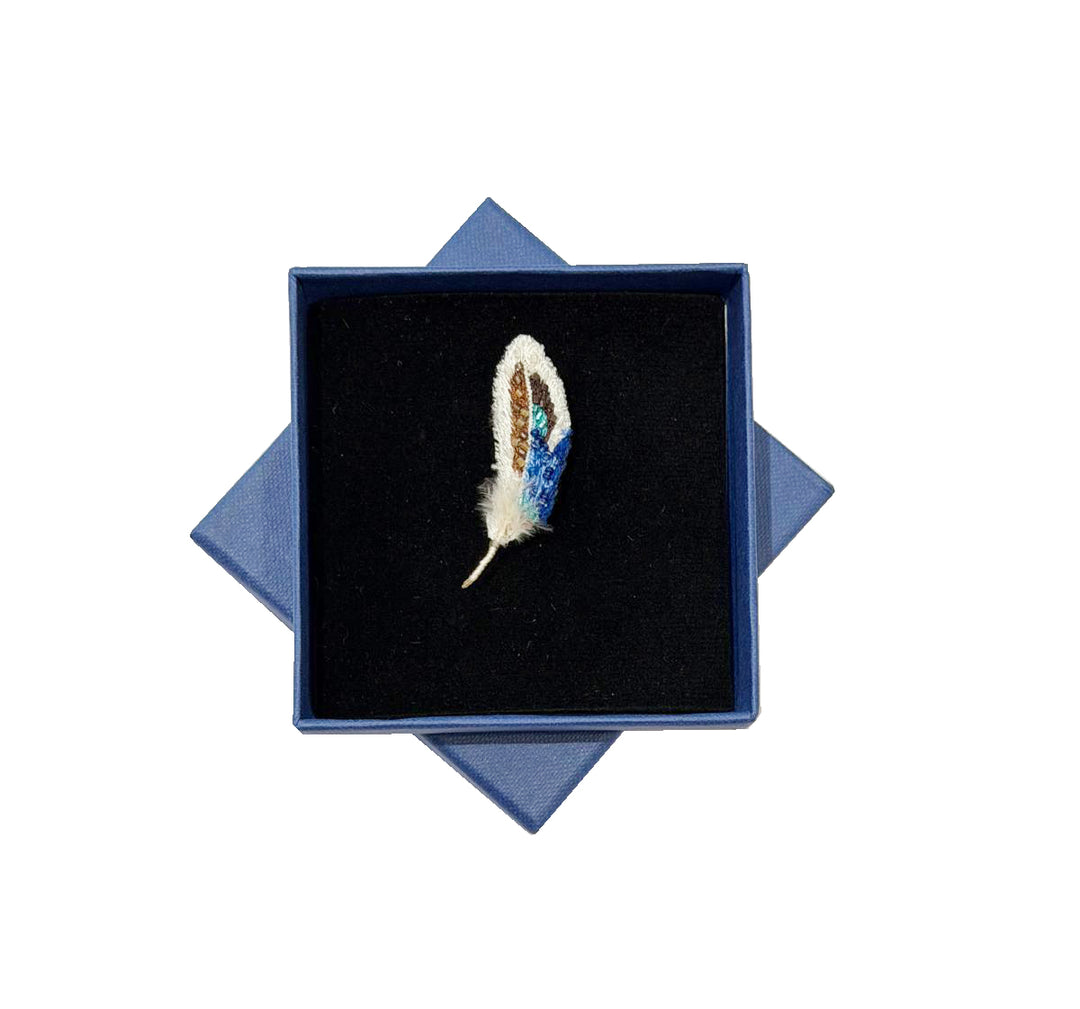 Trovelore Brosche gestickte Brosche - Feder der blauen Stockente bei Nauli and Stories