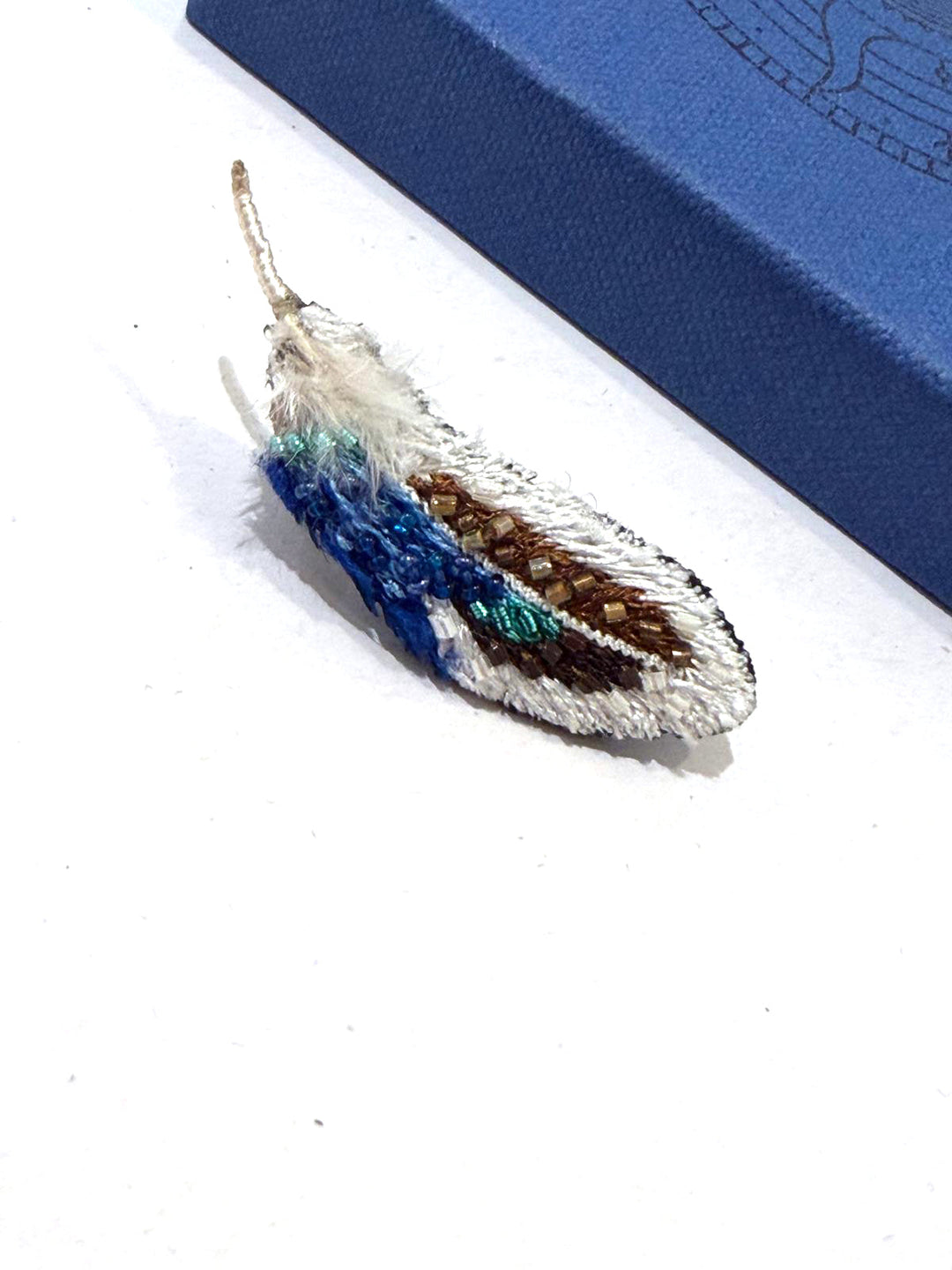 Trovelore Brosche gestickte Brosche - Feder der blauen Stockente bei Nauli and Stories