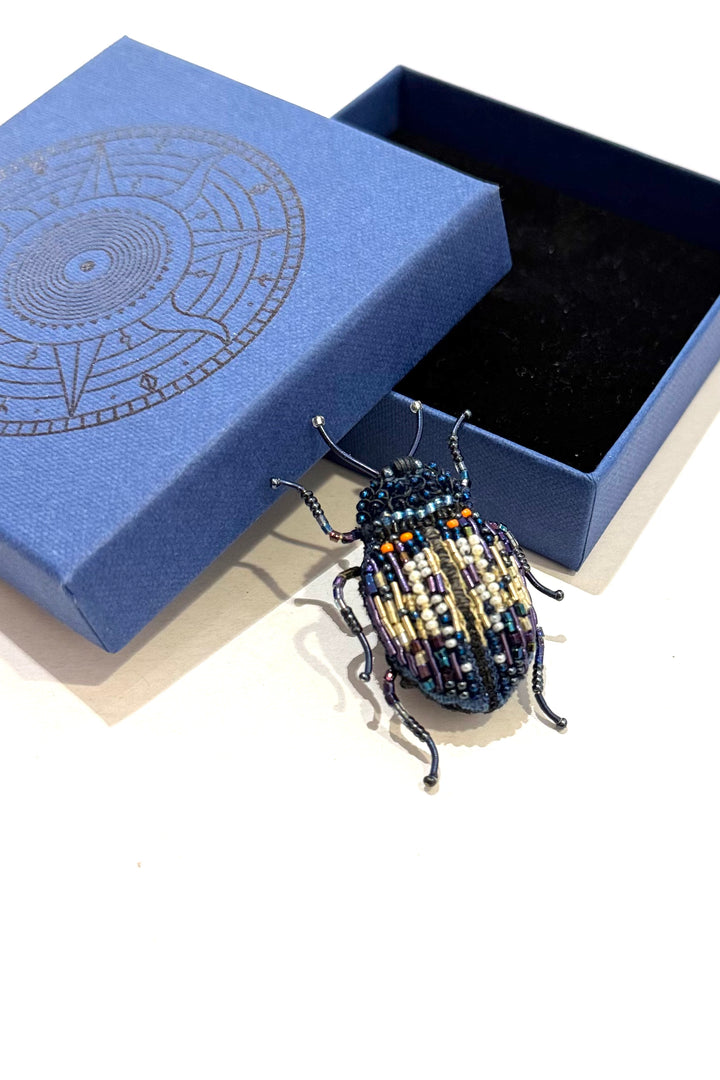 Trovelore Brosche gestickte Brosche - Himmelblauer Blattkäfer bei Nauli and Stories