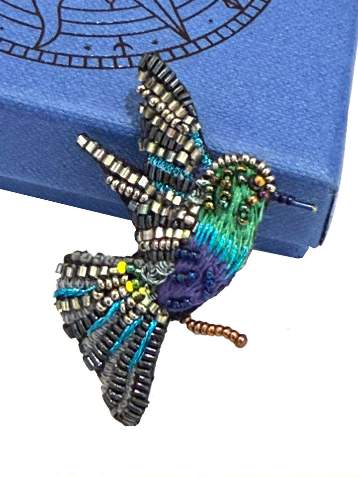 Trovelore Brosche gestickte Brosche - Kronennymphe - Kolibri bei Nauli and Stories