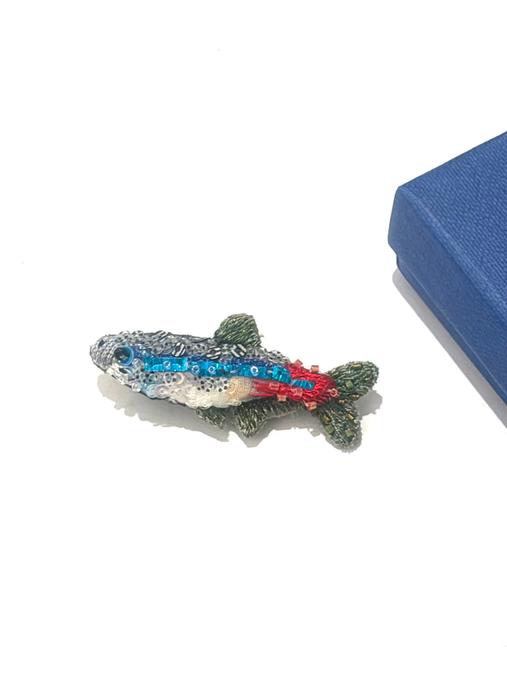 Trovelore Brosche gestickte Brosche - Neonfisch - Neonsalmler bei Nauli and Stories