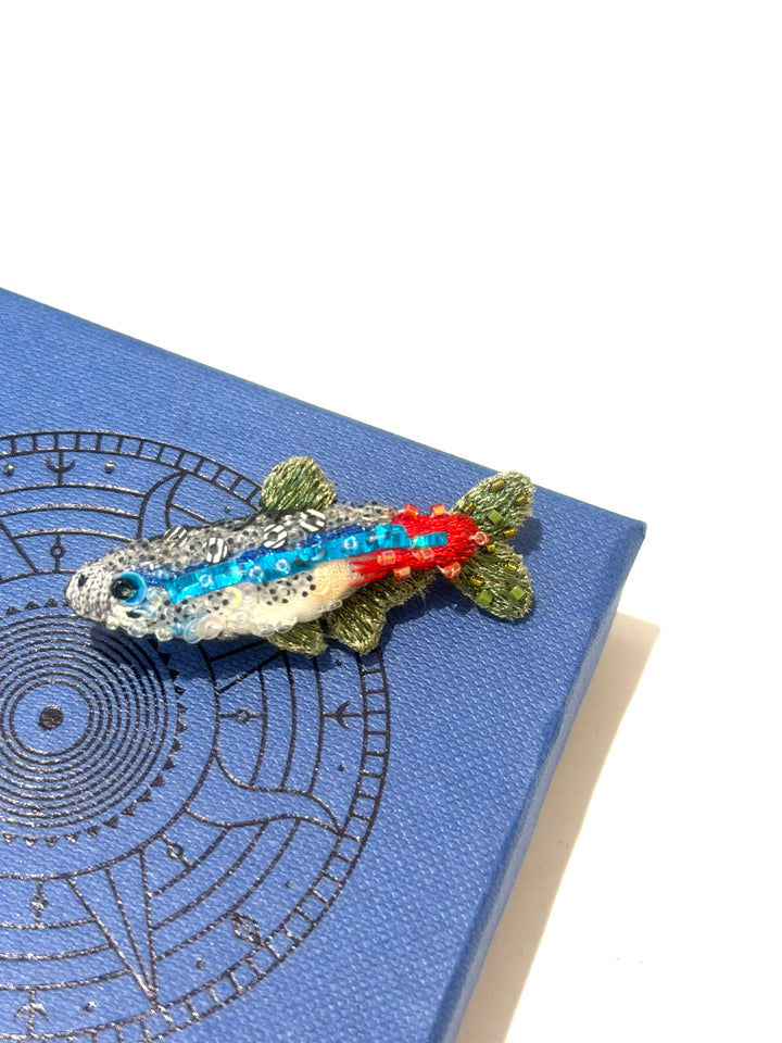 Trovelore Brosche gestickte Brosche - Neonfisch - Neonsalmler bei Nauli and Stories