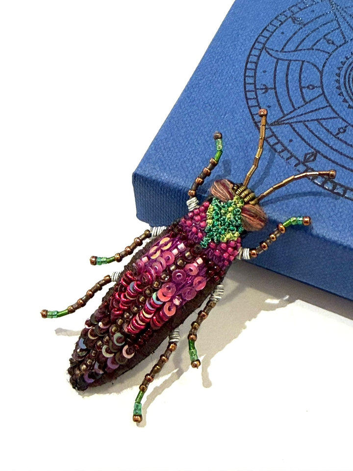 Trovelore Brosche gestickte Brosche - Pinker Prachtkäfer bei Nauli and Stories