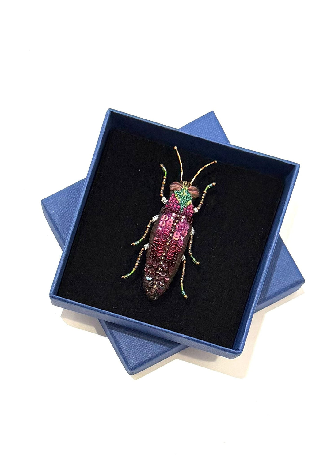 Trovelore Brosche gestickte Brosche - Pinker Prachtkäfer bei Nauli and Stories