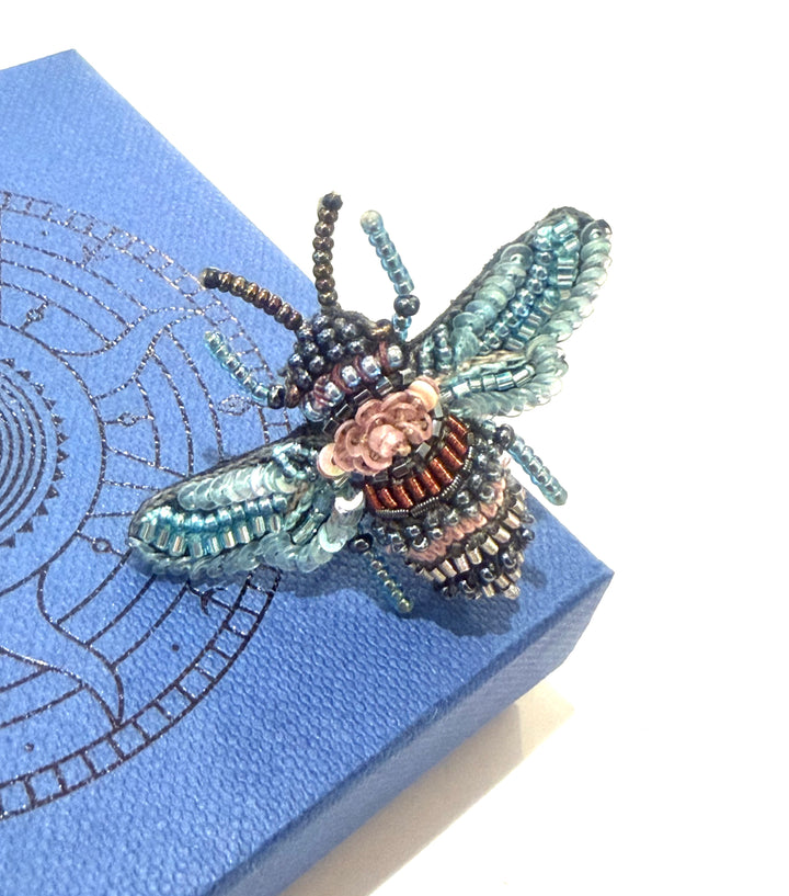 Trovelore Brosche gestickte Brosche - Rose Bee bei Nauli and Stories