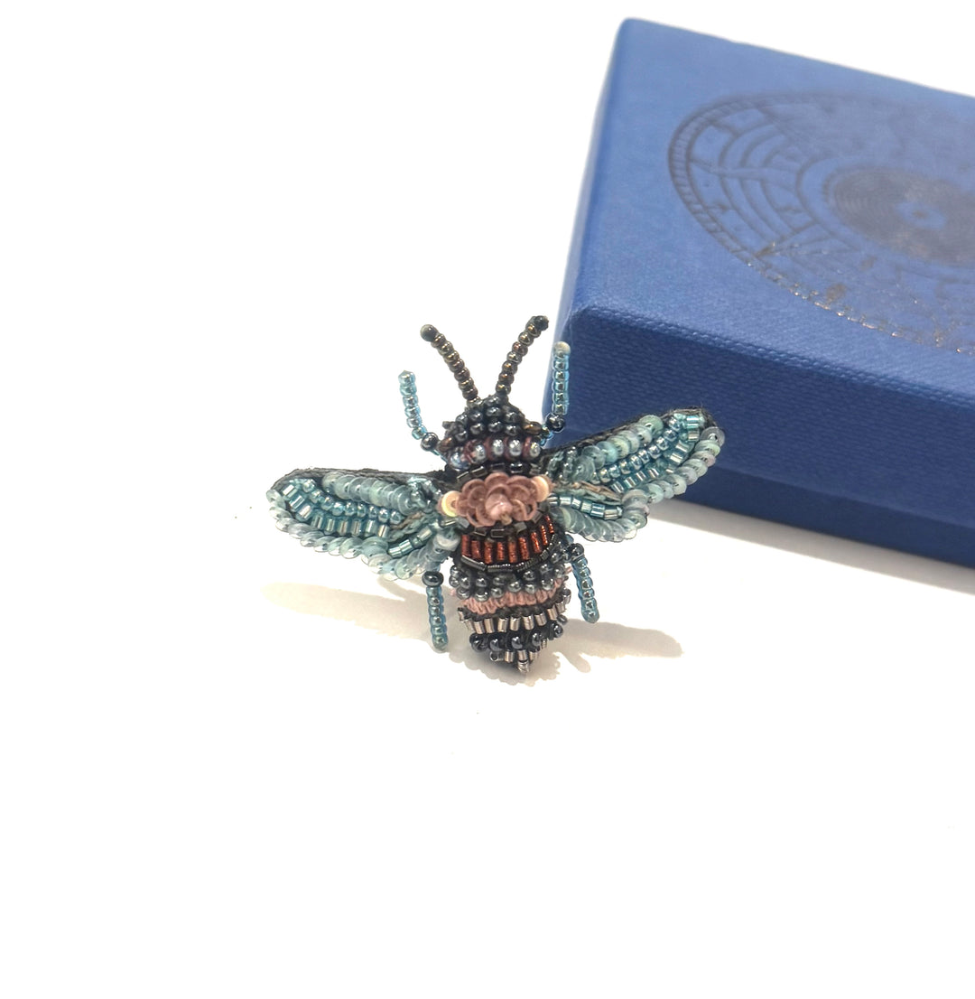 Trovelore Brosche gestickte Brosche - Rose Bee bei Nauli and Stories