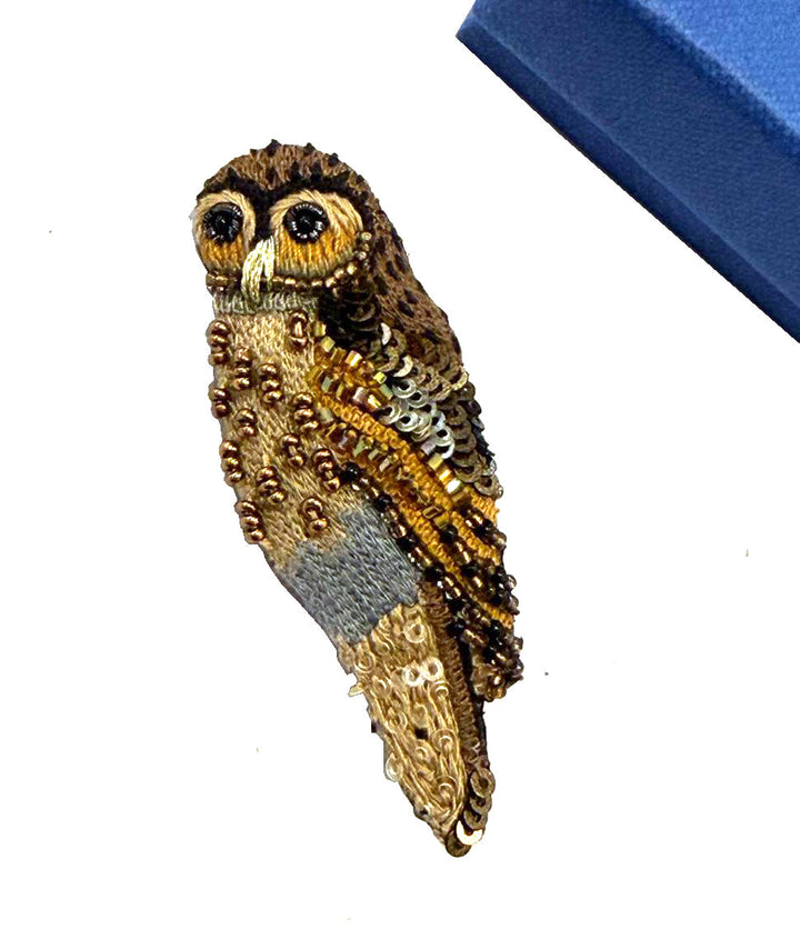 Trovelore Brosche gestickte Brosche - Südliche Streifenkauz bei Nauli and Stories