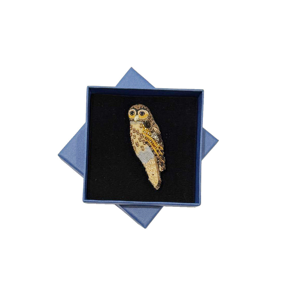 Trovelore Brosche gestickte Brosche - Südliche Streifenkauz bei Nauli and Stories