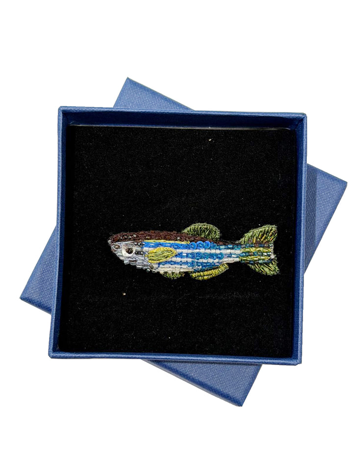 Trovelore Brosche gestickte Brosche - Zebrabärbling - Fisch bei Nauli and Stories