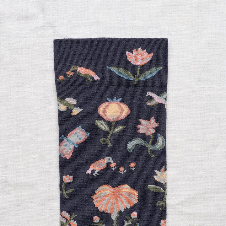 Bonne Maison Socken Motivsocken rosa Vögel und Blumen auf dunkelblau