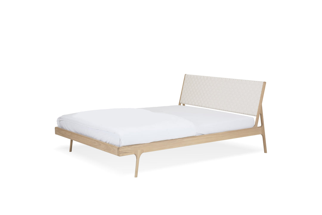 Gazzda Bett 140x200cm / weiß / Eiche weiß geölt FAWN Bett schmaler Rahmen - Eiche mit Kopfteil aus Baumwollband- Geflecht