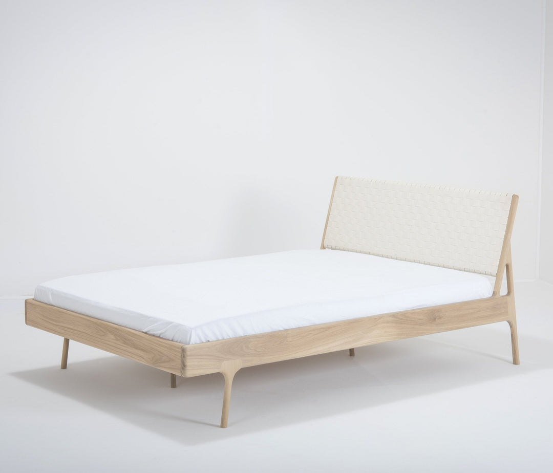 Gazzda Bett 160x200cm / weiß / Eiche weiß geölt FAWN Bett Deep Frame - Eiche mit Kopfteil aus Baumwollband- Geflecht