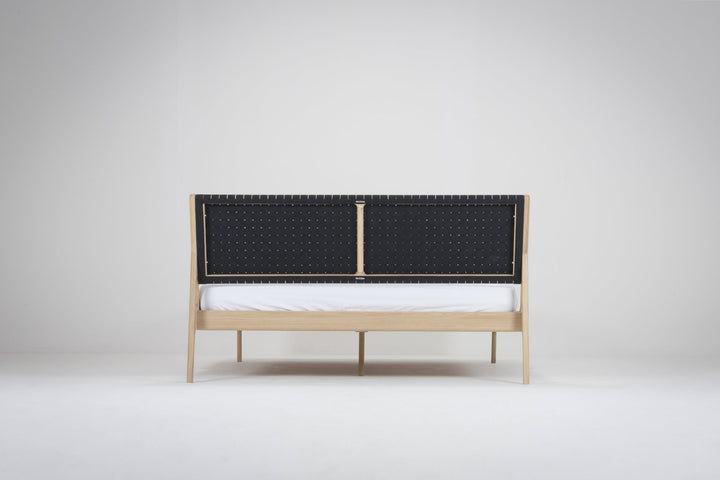 Gazzda Bett 180x200cm / schwarz / Eiche natur geölt FAWN Bett schmaler Rahmen - Eiche mit Kopfteil aus Baumwollband- Geflecht