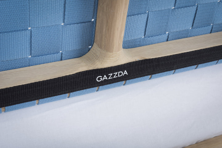 Gazzda Bett FAWN Bett schmaler Rahmen - Eiche mit Kopfteil aus Baumwollband- Geflecht