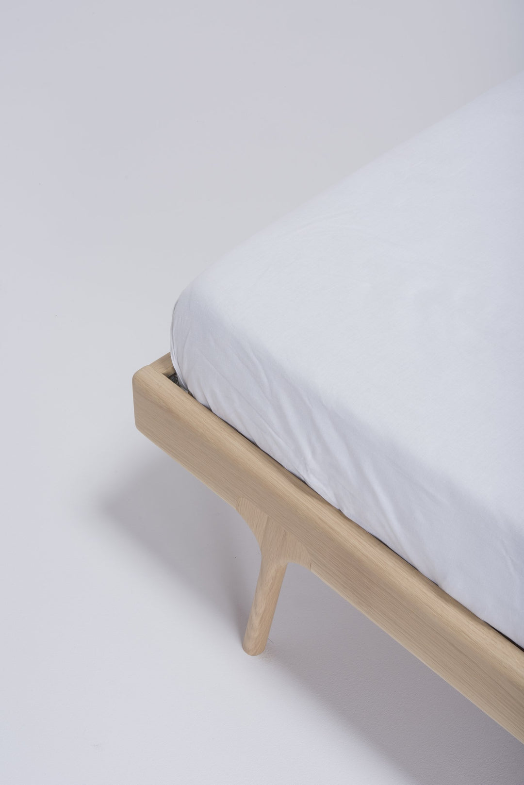Gazzda Bett FAWN Bett schmaler Rahmen - Eiche mit Kopfteil aus Baumwollband- Geflecht