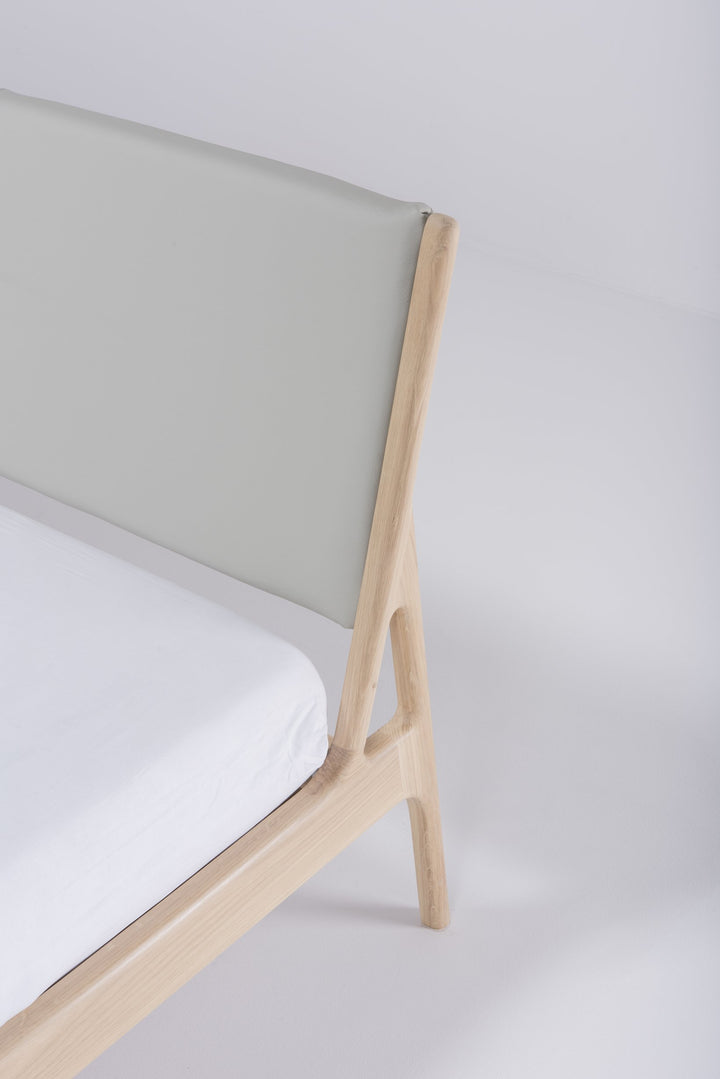 Gazzda Bett FAWN Bett schmaler Rahmen - Eiche mit Kopfteil mit Naturfaserbezug