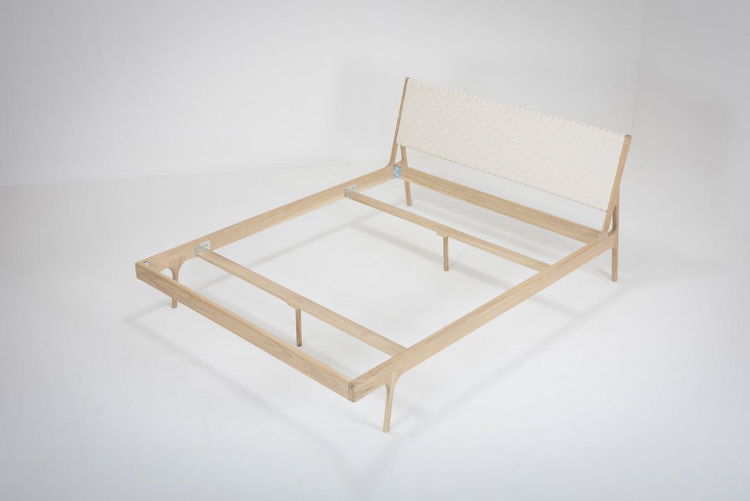 Gazzda Bett FAWN Bett schmaler Rahmen - Eiche mit Kopfteil mit Naturfaserbezug