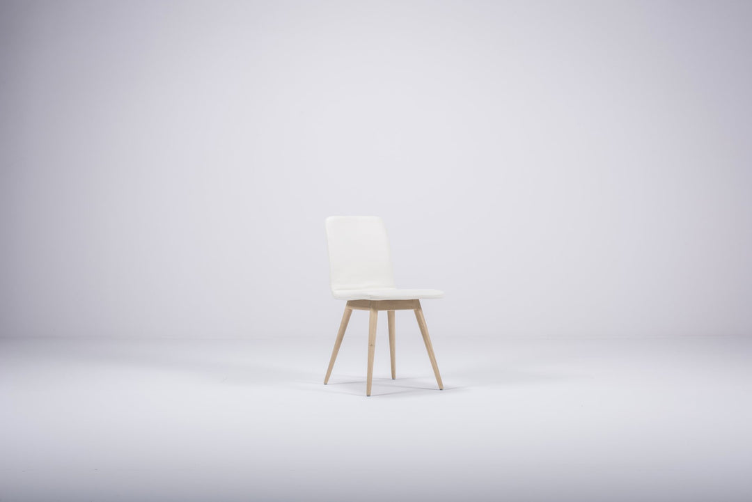 Gazzda Stuhl Avorio / weiß geölt 1015 Stuhl ENA mit Lederbezug von Gazzda - 2 Stühle á 345 Euro