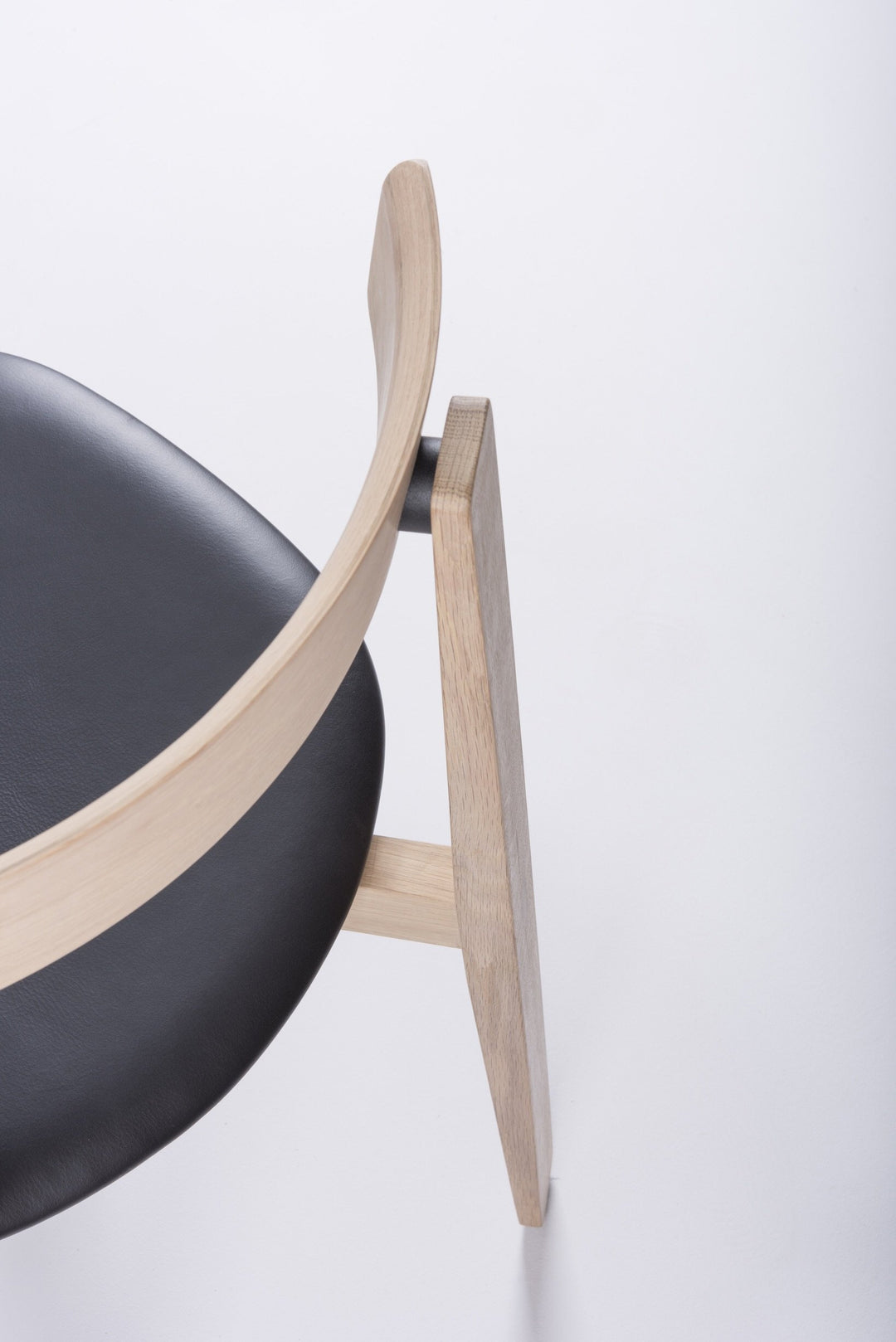 Gazzda Stuhl Black 0500 / Eiche weiß geölt 1015 NORA Stuhl aus massiver Eiche mit Lederbezug - 2 Stühle / 470€ pro Stuhl