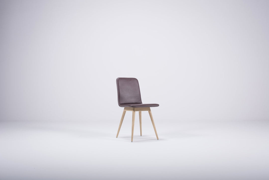 Gazzda Stuhl Bordeaux / weiß geölt 1015 Stuhl ENA mit Lederbezug von Gazzda - 2 Stühle á 345 Euro