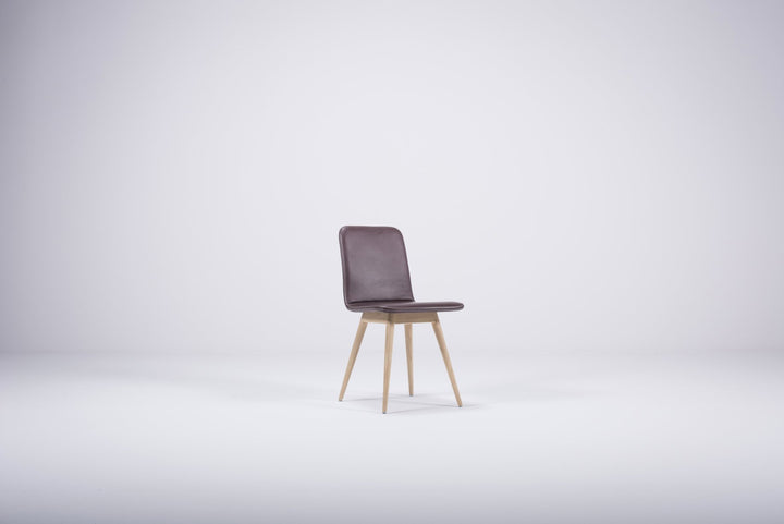 Gazzda Stuhl Bordeaux / weiß geölt 1015 Stuhl ENA mit Lederbezug von Gazzda - 2 Stühle á 345 Euro