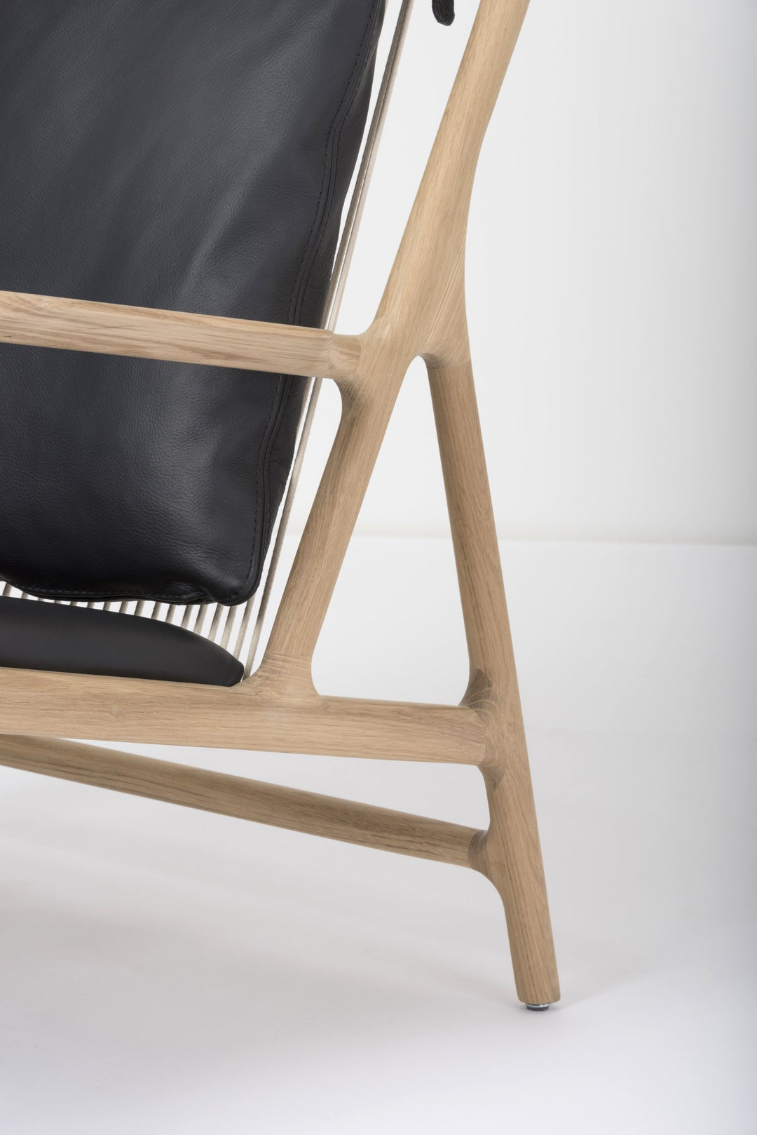 Gazzda Stuhl Eiche weiß 1015 / Black 0500 Dedo Lounge Chair mit Lederbezug
