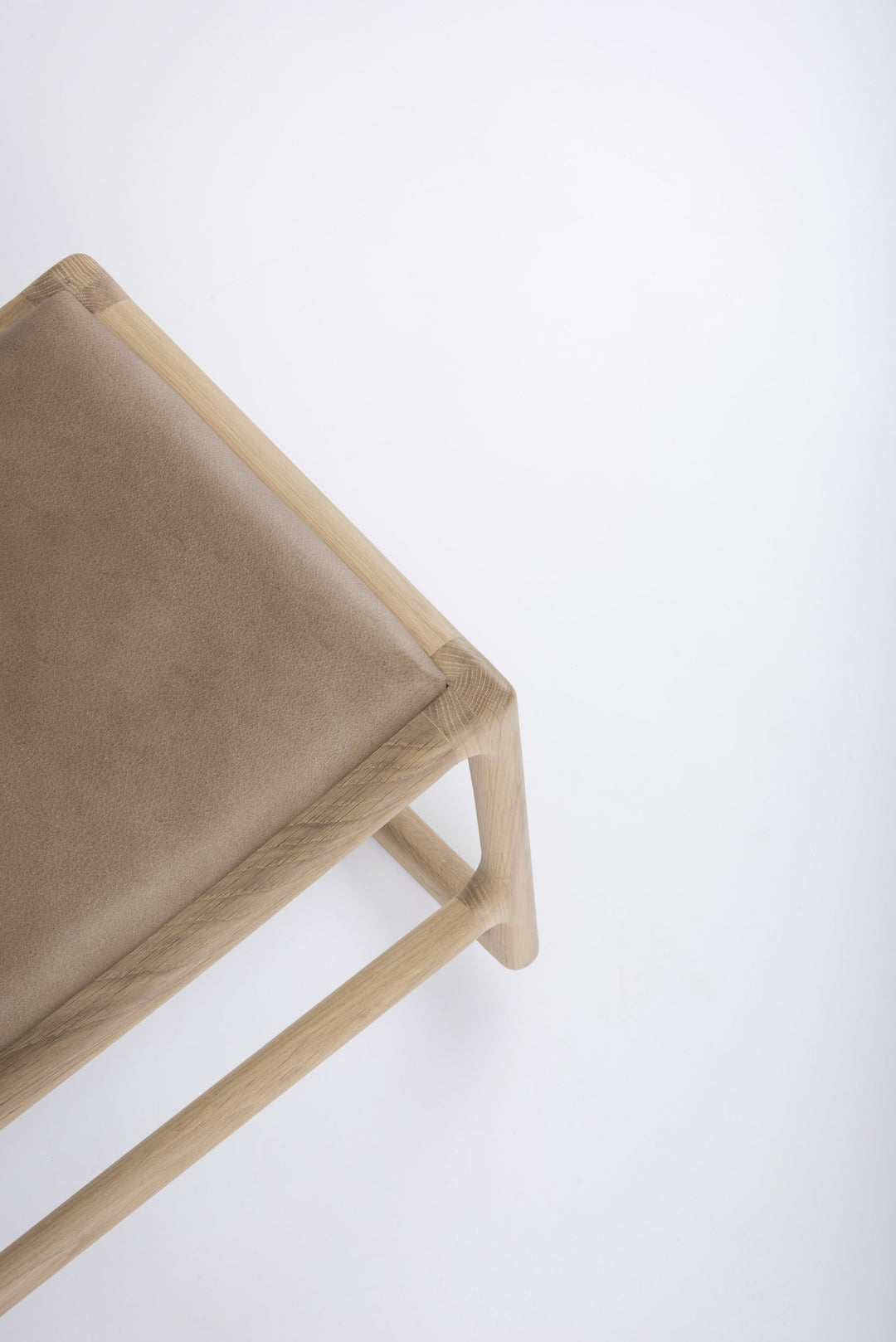 Gazzda Stuhl Eiche weiß 1015 / Stone 1436 Dedo Fußhocker für den Lounge Chair mit Lederbezug