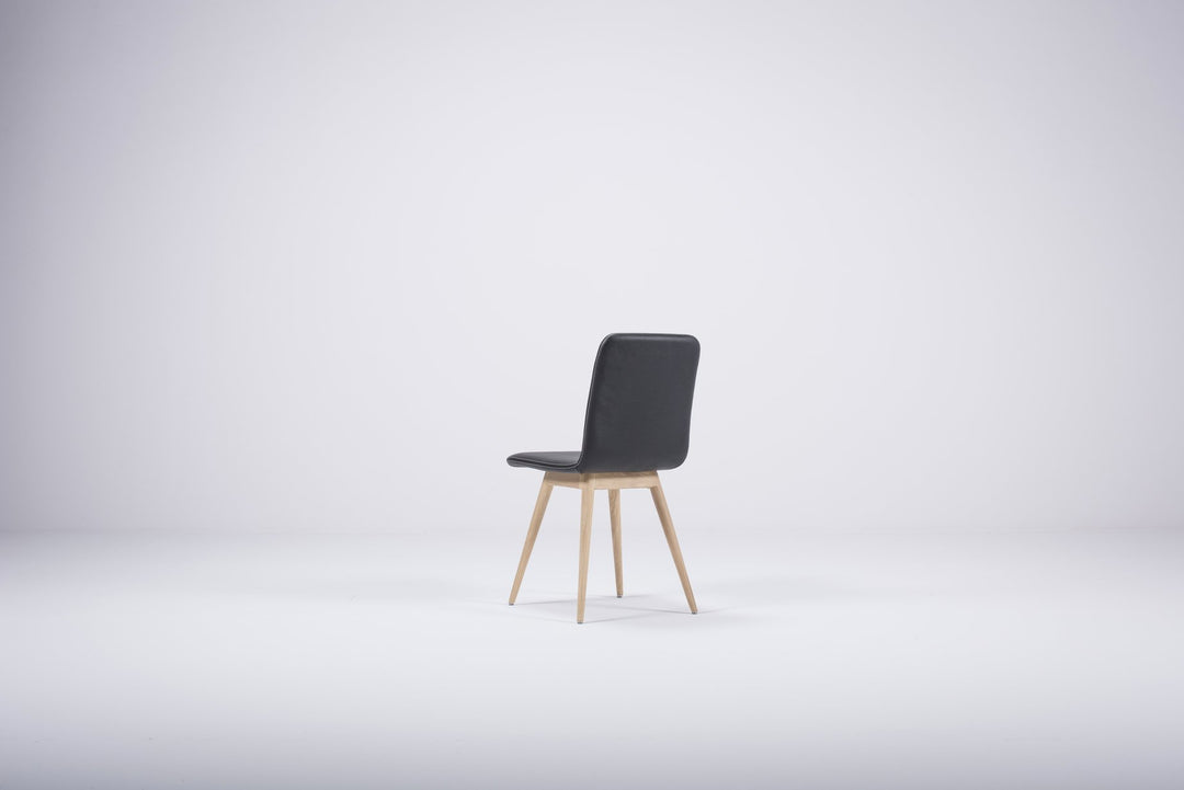 Gazzda Stuhl Nero / weiß geölt 1015 Stuhl ENA mit Lederbezug von Gazzda - 2 Stühle á 345 Euro