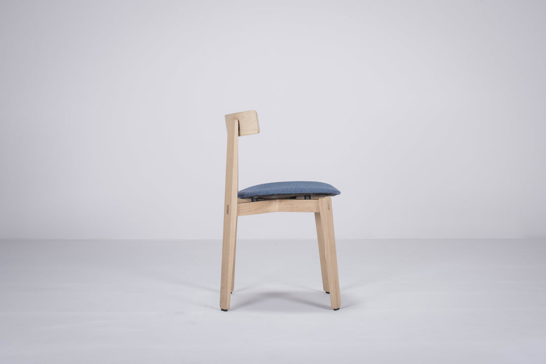 Gazzda Stuhl NORA Stuhl aus massiver Eiche mit Flachs- Wollbezug - 2 Stühle / 405€ pro Stuhl